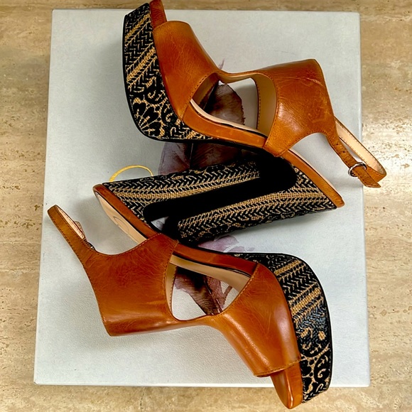 Jessica Simpson Leather Upper Platform Sandal wilt printed heel. - Picture 4 of 5